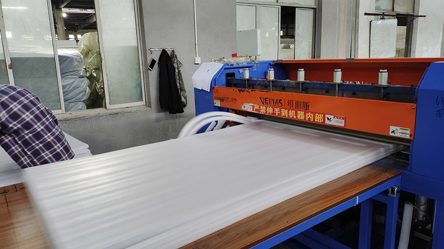 賣(mài)珍珠棉復(fù)合切片機(jī)器！19年10月份的目前還在使用中！需要聯(lián)系15805792493微信同號(hào)