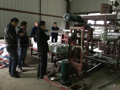 公司親臨現(xiàn)場指導(dǎo)快餐盒機(jī)研發(fā)改進(jìn)實(shí)驗(yàn)